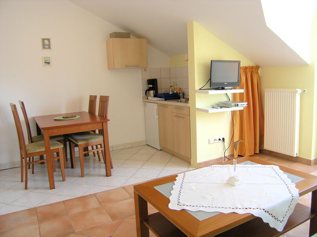 Apartments Kristina Krk Town Extérieur photo