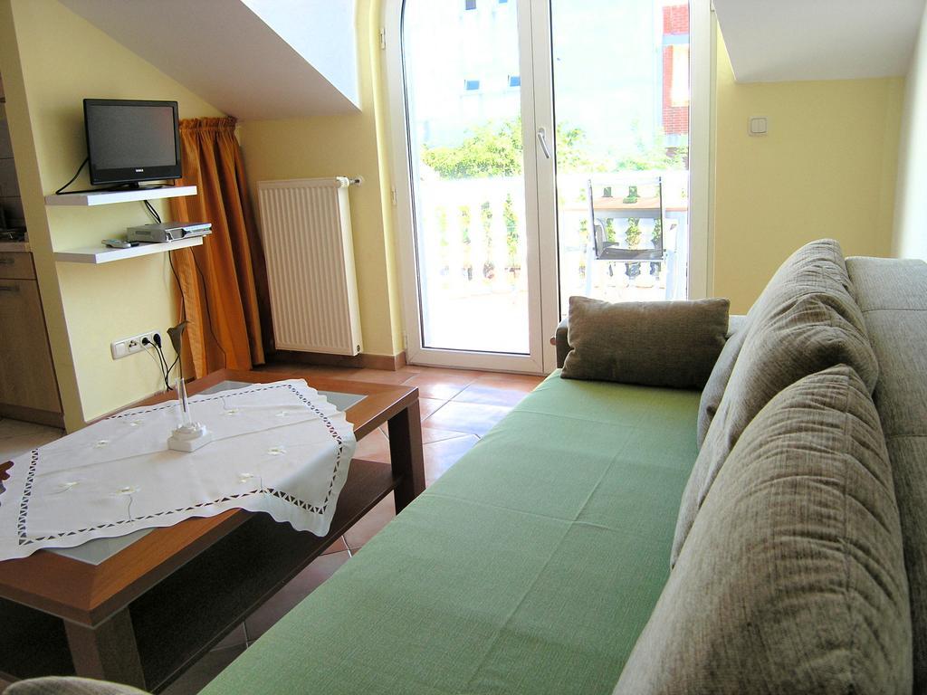Apartments Kristina Krk Town Extérieur photo