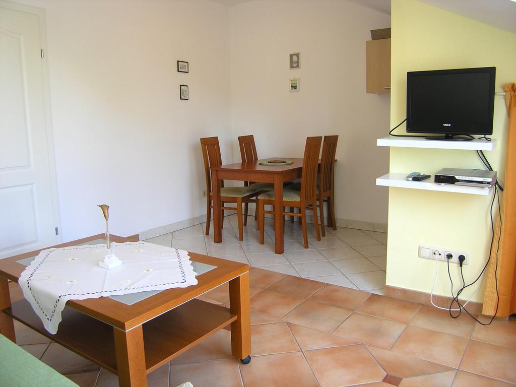 Apartments Kristina Krk Town Extérieur photo