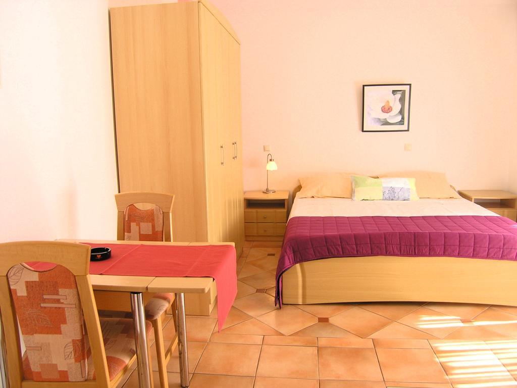 Apartments Kristina Krk Town Extérieur photo