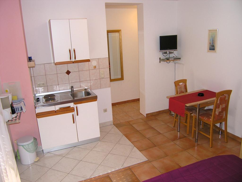 Apartments Kristina Krk Town Extérieur photo