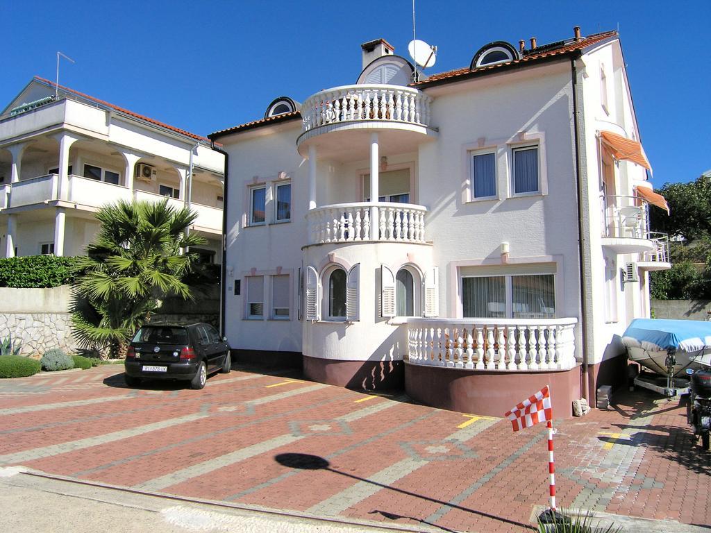 Apartments Kristina Krk Town Extérieur photo