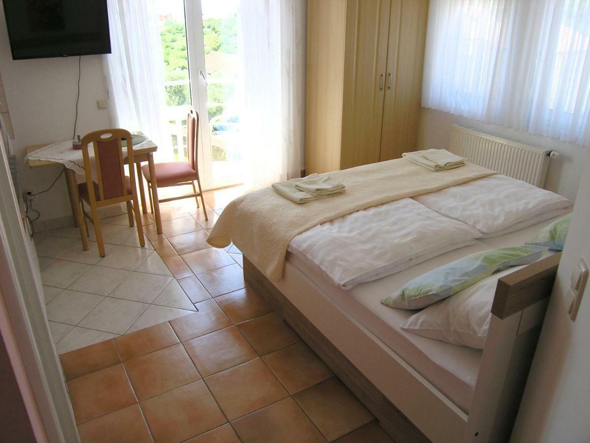 Apartments Kristina Krk Town Extérieur photo