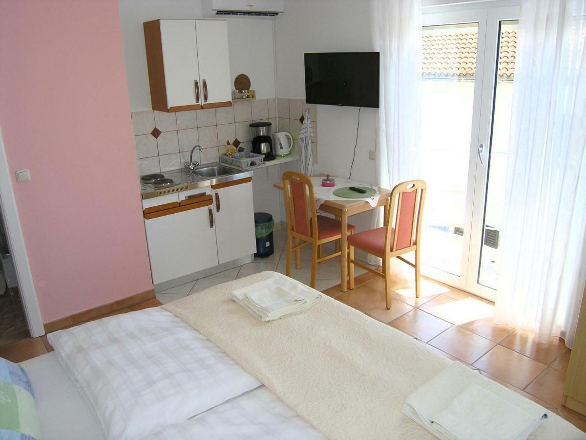 Apartments Kristina Krk Town Extérieur photo