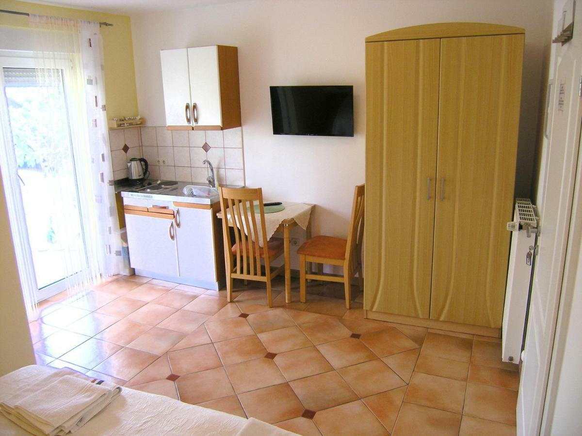 Apartments Kristina Krk Town Extérieur photo